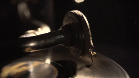 Gramophone needle rotating playing disc old style vinyl disk player. Vídeo Stock 125138993