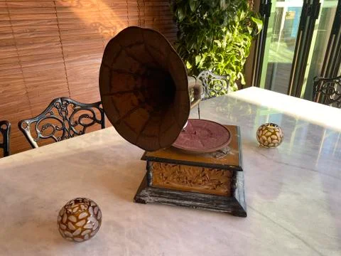 Gramophone on table. Stockfoto's