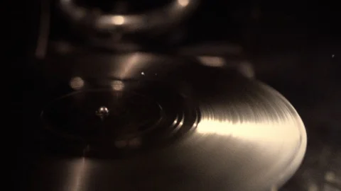 Gramophone is turned on. needle is put on rotating disk. Vídeo Stock 125139200