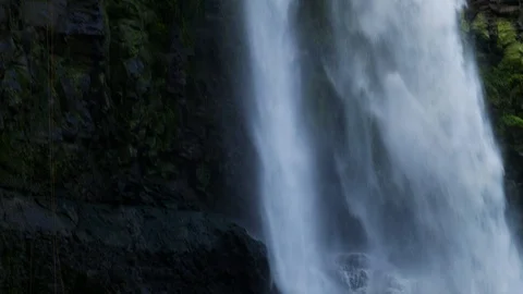 Gran cascada sobre rocas Stock Footage 95214097