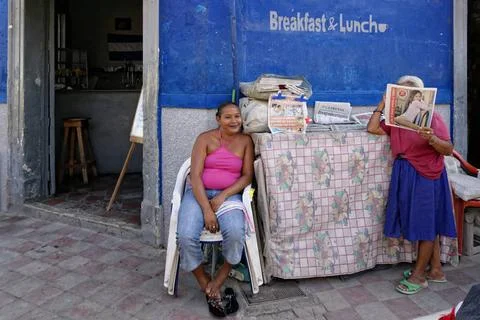  Granada, Nicaragua Zeitungsverkauf vor einem Café in Granada, Nicaragua /.. Stock Photos