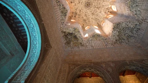 GRANADA, SPAIN - March 2022 : Alhambra fortress in Granada, Spain? Vídeos de archivo 211451653