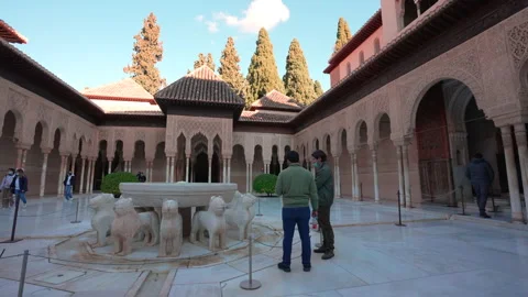 GRANADA, SPAIN - March 2022 : Alhambra fortress in Granada, Spain? Vídeos de archivo 211782883