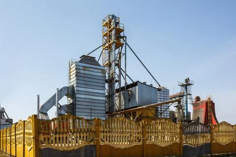 Granary elevator. Silver silos on agro-processing and manufacturing plant for Foto stock