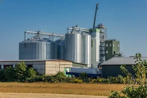 Granary facility features multiple silos for grain storage, located in an a.. 库存照片