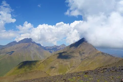 Grand alpine mountain range during summer on a hiking trail leading from Juta Foto stock
