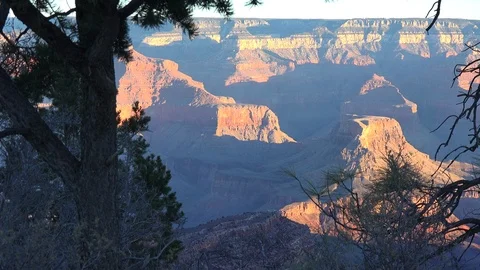 Grand Canyon rock edge pan &amp; zoom Vídeos de archivo 107257341