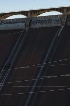Grand Coulee Dam, close up of the solid dam wall and the bridge and parapet.. Foto stock