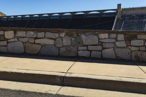 Grand Coulee Dam, view of the solid sloping concrete wall and parapet Foto stock