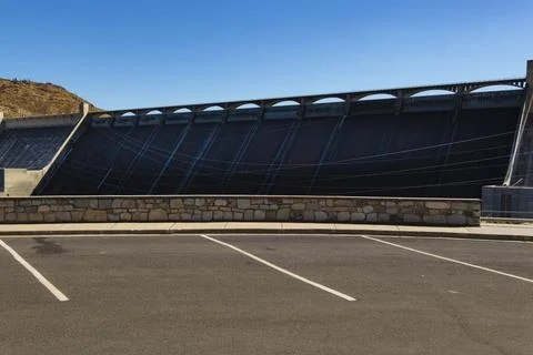 Grand Coulee Dam, view of the solid sloping concrete wall and parapet Foto stock