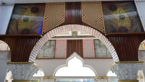 A grand interior space featuring an impressive archway, detailed wooden scree 库存照片