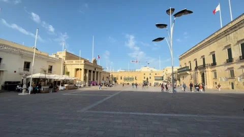 Grand masters palace facade dominates palace square pigeons tourists walking Видео 343676698