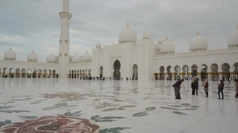 Grand Mosque of Sheikh Zayed in Abu Dhabi with domes, minarets and visitors Vidéo 331342985