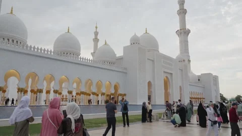 Grand Mosque of Sheikh Zayed in Abu Dhabi with domes, minarets, and visitors Vídeos de archivo 331343039