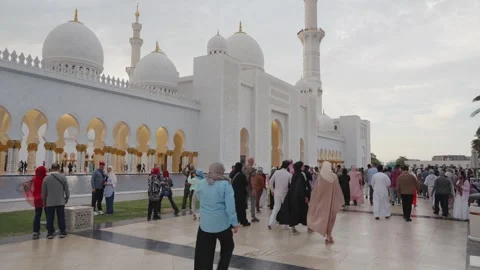 Grand Mosque of Sheikh Zayed in Abu Dhabi with domes, minarets, and visitors Video stock 331343047