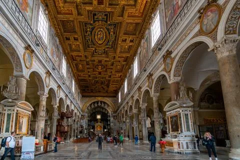 Grand ornate gilded ceiling inside a historic Italian basilica with religio.. Fotos Stock