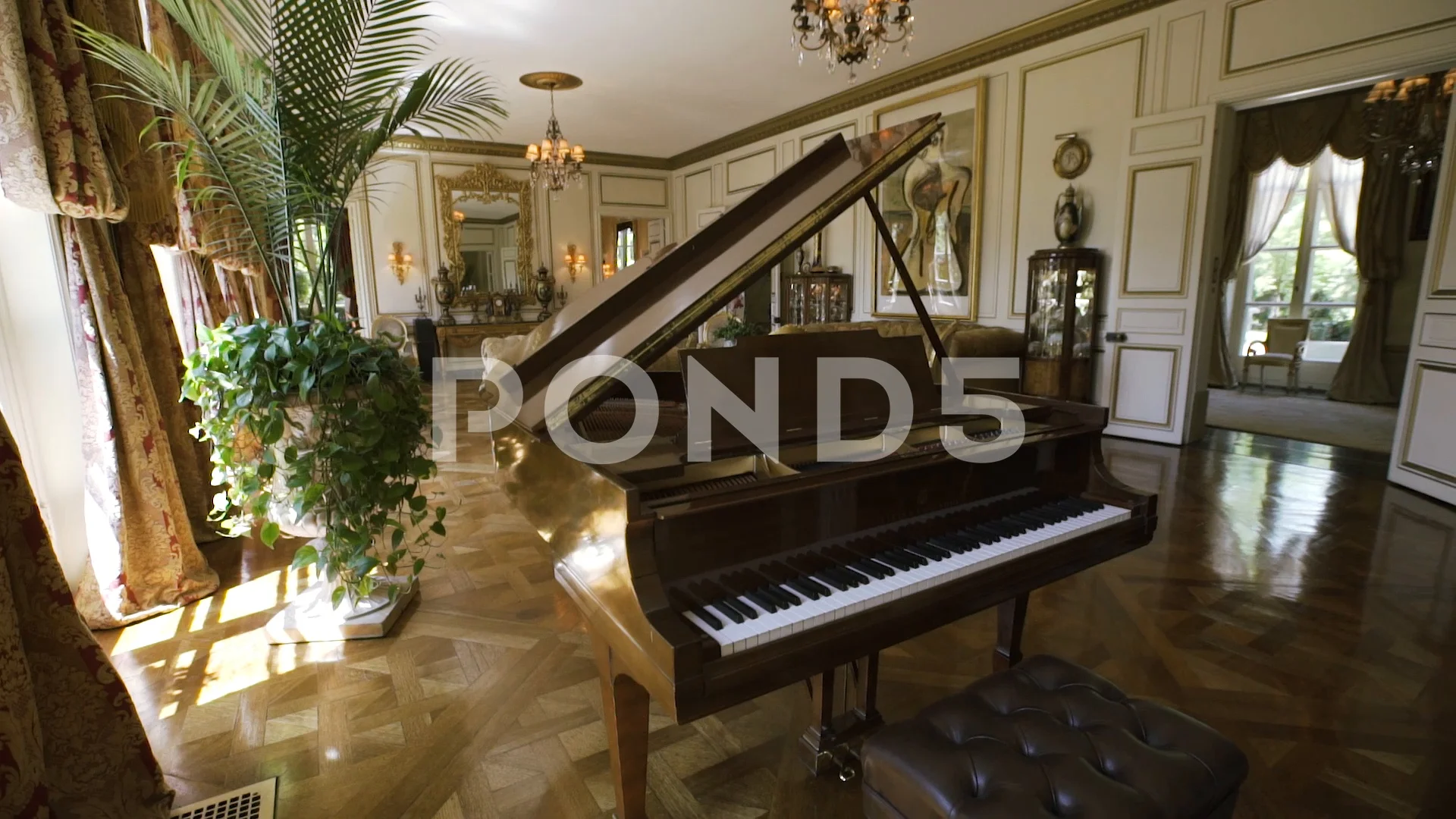 Piano de cola en una casa de lujo. | StockPiano de cola en una casa de lujo. | Stock  