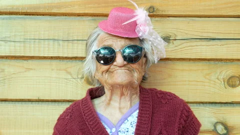 Grandmother with bubbles. 動画素材 122372507
