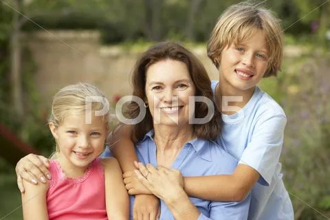 Grandmother With Grandchildren In Garden Stock-Fotos