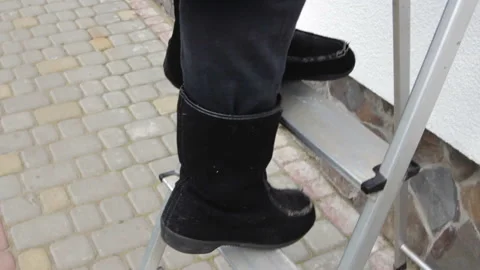 Grandmother on the ladder Vidéo 106937925