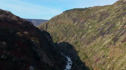 Granite Gorge With Steep Slopes And River Flowing. wide drone shot 库存影片 333253234
