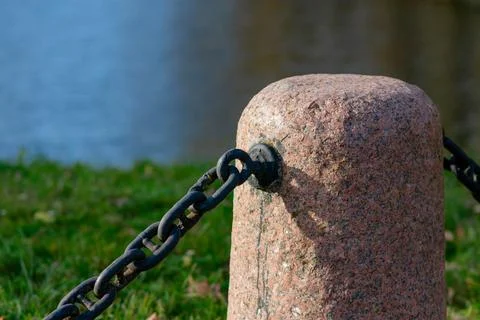 Granite posts with a large iron chain Stock-Fotos