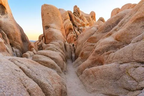 Granite Rock Formations with Narrow Path in Joshua Tree Park Foto stock