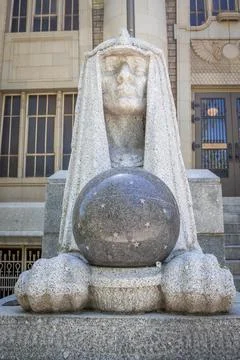 Granite Sphinx With an Orb Statue in Front of Masonic Temple Stock-Fotos