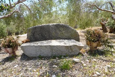 Granite stone in the shape of a bench. Stock-Fotos