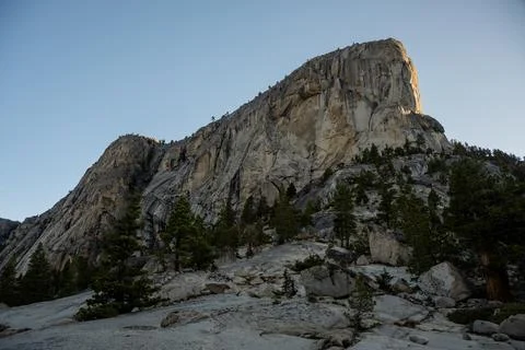 Granite Wall Slopes Smoothly Down To the Pacific Crest Trail In Yosemite Fotos Stock