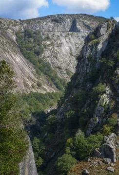 Granitic cliffs on both sides of the Eume river Foto stock