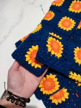Granny square crocheting, crochet pattern, sunflower cardigan Foto stock