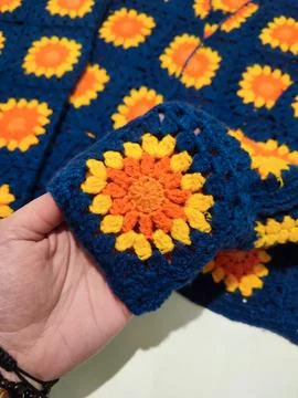 Granny square crocheting, crochet pattern, sunflower cardigan Foto stock