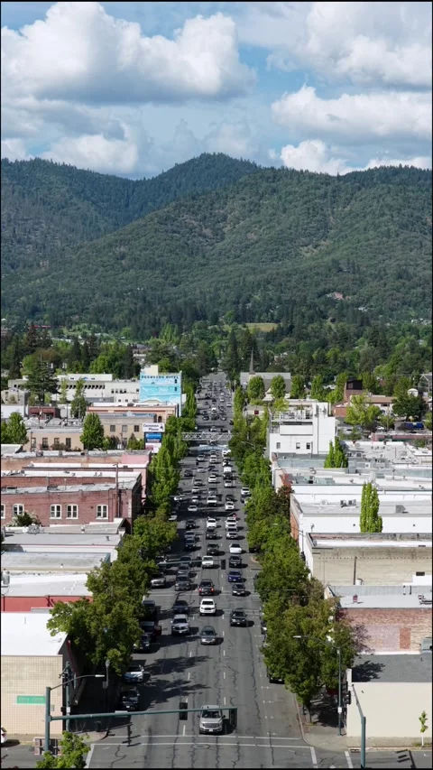 Grants Pass Oregon busy main street with heavy car traffic, tree-lined Vídeos de archivo 336504273