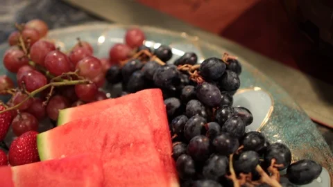 Grape and watermelon tray 스톡 동영상 97094092
