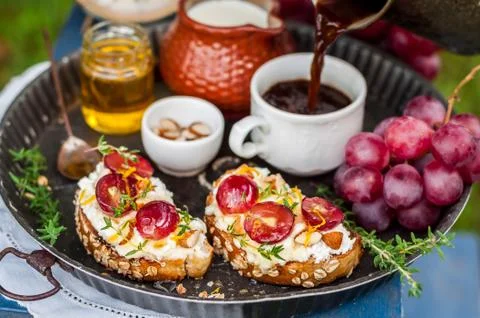 Grape Bruschetta Served for Breakfast 스톡 사진