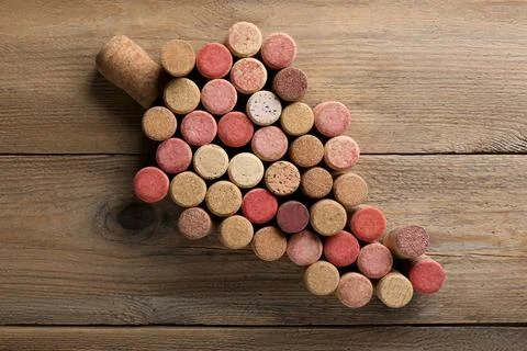 Grape made of wine bottle corks on wooden table, top view 스톡 사진