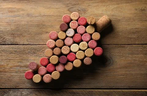 Grape made of wine bottle corks on wooden table, top view 스톡 사진