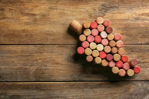 Grape made of wine bottle corks on wooden table, top view. Space for text 스톡 사진