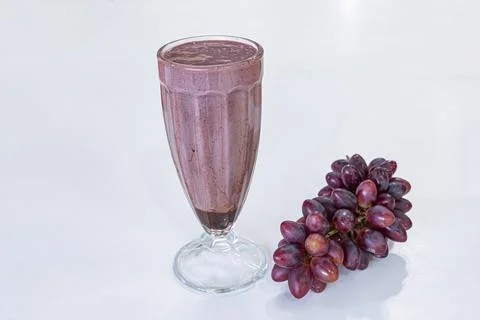 Grape milk shake grape with fresh grapes next to it Foto stock