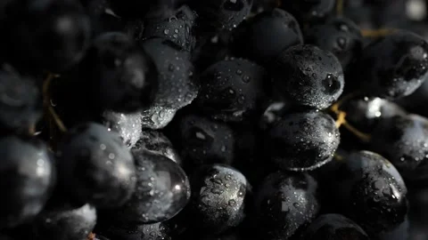 Grape. Vertical close-up view of beam of sunlight slowly passes over beautiful Vídeos de archivo 168400331