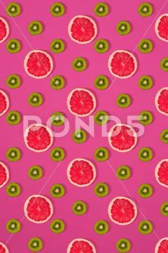 Grapefruit and kiwi pattern on pink background. Minimal flat lay concept. Stock-Fotos