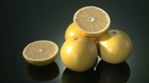 GRAPEFRUIT  BEING PREPARED  ON A KITCHEN WORKTOP Vidéo 59006487