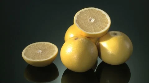 GRAPEFRUIT BEING PREPARED  ON A KITCHEN WORKTOP Vidéo 59006505