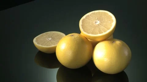 GRAPEFRUIT  BEING PREPARED  ON A KITCHEN WORKTOP Vidéo 59006533