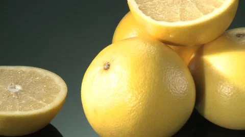 GRAPEFRUIT  BEING PREPARED  ON A KITCHEN WORKTOP Vidéo 59006547