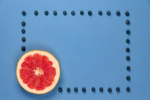 Grapefruit with frame of blueberries Foto stock
