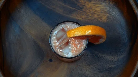 Grapefruit gin and tonic beverage.  스톡 동영상 103111480