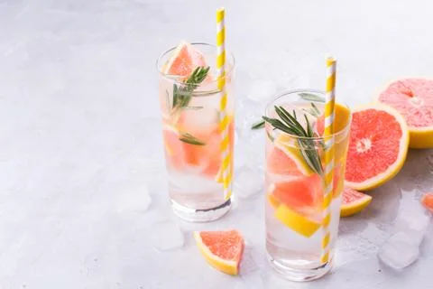Grapefruit lemonade. Two glasses of refreshing drink, water with  grapefruit, Foto stock