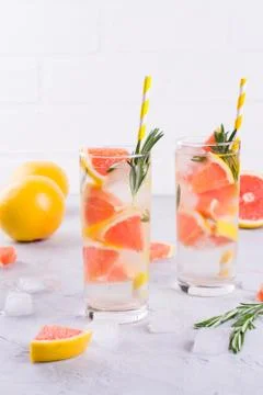 Grapefruit lemonade. Two glasses of refreshing drink, water with  grapefruit, Foto stock